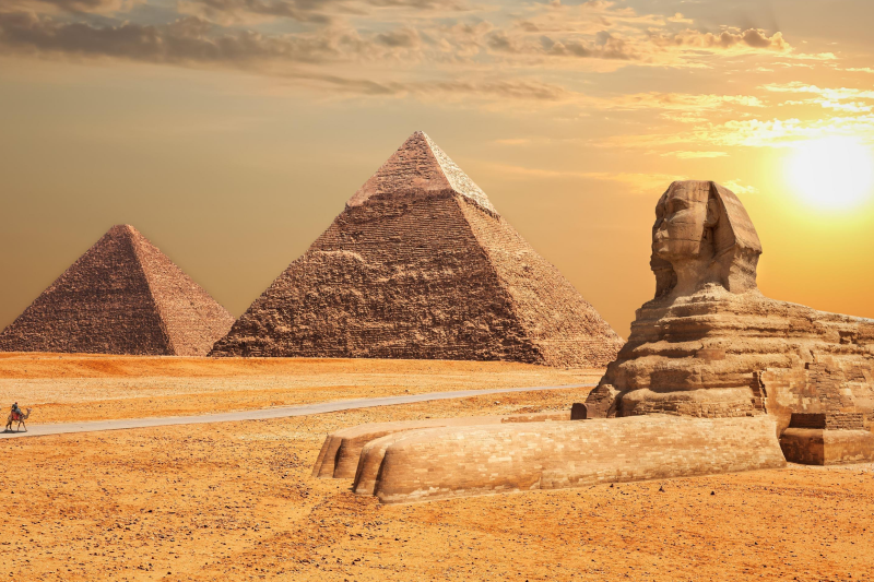 2. В Египет на раскопки древних пирамид. 